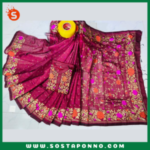 কাপল সেট (শাড়ি এবং পাঞ্জাবি) বিবরণ: এই কাপল সেট(শাড়ি এবং পাঞ্জাবি) বিশেষভাবে ডিজাইন করা হয়েছে, যা আপনার এবং আপনার প্রিয়জনের পোশাকের মধ্যে একটি ঐক্যপূর্ণ সৌন্দর্য যোগ করবে। পারিবারিক অনুষ্ঠান, বিশেষ দিন বা উৎসব—যেকোনো আয়োজনে আপনি এবং আপনার সঙ্গী এই সেটটি পরে হয়ে উঠবেন নজরকাড়া। এই সেটটিতে রয়েছে একটি ধুপিয়ান সিল্কের শাড়ি এবং ধুপিয়ান কটনের পাঞ্জাবি, যা স্টাইল এবং মানের সমন্বয় ঘটিয়েছে, এবং দীর্ঘ সময় ধরে আরাম প্রদান করবে। বৈশিষ্ট্য: শাড়ি: এই ধুপিয়ান সিল্ক শাড়িটি তার দীর্ঘ ১২ হাত দৈর্ঘ্যের জন্য বিশেষভাবে প্রশংসিত। এতে স্কিনপ্রিন্টের কাজ করা হয়েছে, যা শাড়িটিকে আরও চিত্তাকর্ষক করে তোলে এবং যেকোনো অনুষ্ঠানে পরার জন্য একদম পারফেক্ট। পাঞ্জাবি: পুরুষদের জন্য আরামদায়ক এবং স্টাইলিশ ধুপিয়ান কটনের পাঞ্জাবি, যা পোশাকে এনে দেয় বিশুদ্ধ বাঙালি ঐতিহ্যের ছোঁয়া। এটি ধুপিয়ান কটনের হওয়ায় দীর্ঘক্ষণ পরলেও বেশ আরামদায়ক অনুভূতি দেবে। কালার গ্যারান্টি: কাপড়ের মানের প্রতি আমাদের সম্পূর্ণ প্রতিশ্রুতি রয়েছে, তাই এই সেটের রঙ থাকবে উজ্জ্বল এবং অক্ষয়। বারবার ধোওয়ার পরেও রঙ থাকবে প্রায় নতুনের মতো। এই কাপল সেটটি আপনাকে এবং আপনার সঙ্গীকে দিবে এক অনন্য বৈচিত্র্যময় এবং স্টাইলিশ লুক। বিশেষ মুহূর্তগুলোকে আরও সুন্দর ও স্মরণীয় করে তুলতে এখনই অর্ডার করুন এই এক্সক্লুসিভ কাপল সেটটি। বিশেষ উল্লেখ: এই শাড়ি ও পাঞ্জাবির সেটটি বাঙালি ঐতিহ্যের এক অসাধারণ মেলবন্ধন। আপনার জীবনের বিশেষ দিনগুলোতে এটি হয়ে উঠতে পারে আপনার স্টাইলের এক অনন্য সংযোজন।